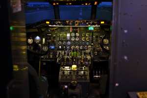 DC10 COCKPIT(001)